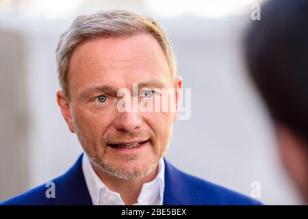 Berlino, Germania. 12 aprile 2020. Il politico tedesco Christian Lindner, membro del Bundestag e leader del Partito liberal democratico della Germania (FDP), può essere visto durante un'intervista con giornalisti televisivi che chiedono domande su come affrontare la pandemia del Covid 19. Credit: Jan Scheunert/ZUMA Wire/Alamy Live News Foto Stock