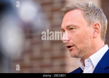 Berlino, Germania. 12 aprile 2020. Il politico tedesco Christian Lindner, membro del Bundestag e leader del Partito liberal democratico della Germania (FDP), può essere visto durante un'intervista con giornalisti televisivi che chiedono domande su come affrontare la pandemia del Covid 19. Credit: Jan Scheunert/ZUMA Wire/Alamy Live News Foto Stock