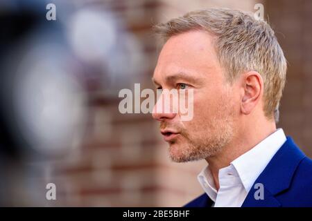 Berlino, Germania. 12 aprile 2020. Il politico tedesco Christian Lindner, membro del Bundestag e leader del Partito liberal democratico della Germania (FDP), può essere visto durante un'intervista con giornalisti televisivi che chiedono domande su come affrontare la pandemia del Covid 19. Credit: Jan Scheunert/ZUMA Wire/Alamy Live News Foto Stock