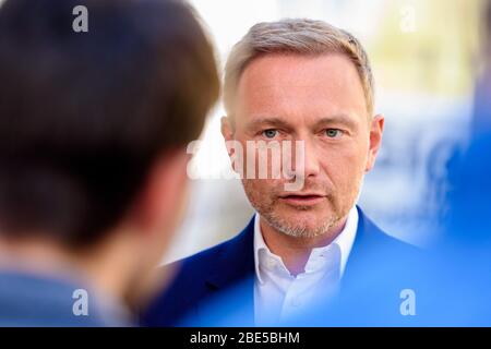 Berlino, Germania. 12 aprile 2020. Il politico tedesco Christian Lindner, membro del Bundestag e leader del Partito liberal democratico della Germania (FDP), può essere visto durante un'intervista con giornalisti televisivi che chiedono domande su come affrontare la pandemia del Covid 19. Credit: Jan Scheunert/ZUMA Wire/Alamy Live News Foto Stock