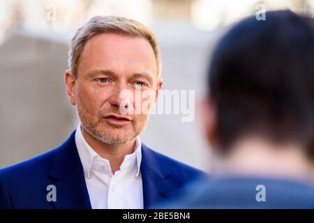 Berlino, Germania. 12 aprile 2020. Il politico tedesco Christian Lindner, membro del Bundestag e leader del Partito liberal democratico della Germania (FDP), può essere visto durante un'intervista con giornalisti televisivi che chiedono domande su come affrontare la pandemia del Covid 19. Credit: Jan Scheunert/ZUMA Wire/Alamy Live News Foto Stock