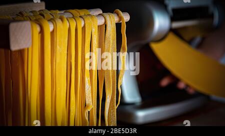 Pasta italiana fatta in casa: Tagliatelle Foto Stock