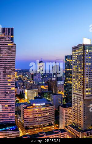 Varsavia capitale della Polonia Downtown cityscape al crepuscolo serale Foto Stock