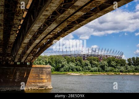 Vista dello Stadio Nazionale (PGE Narodowy) da sotto il ponte sul fiume Vistola nella città di Varsavia in Polonia Foto Stock