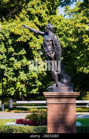 Statua gladiatrice con il cavallino tridente e netto saliente con le parole „Ave Caesar Morituri te Salutant" - "Ave, Imperatore, coloro che stanno per morire salutano Foto Stock