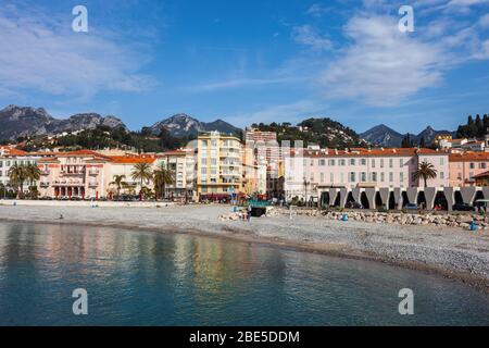 Menton città in Francia, spiaggia sulla Costa Azzurra e skyline della città, Alpi Marittime, Costa Azzurra Foto Stock