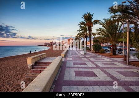 Passeggiata lungo il mare e la spiaggia a Blanes città all'alba, Costa Brava, Catalogna, Spagna Foto Stock