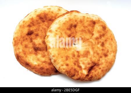 Due pita pane isolato su sfondo bianco. Pane semplice. Vista dall'alto Foto Stock