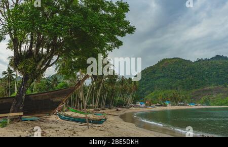 Scena del villaggio di pescatori con molti baots tradizionali in legno presso la spiaggia di Sungai Pinang, West Sumatra Foto Stock