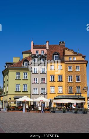 Città vecchia di Varsavia, in Polonia, case storiche colorate come visto dalla Piazza del Castello Foto Stock