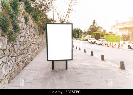 Bianco mock su verticale con spazio di copia per il tuo messaggio di testo o contenuti promozionali accanto alla strada nel giorno. Città di Istanbul in Turchia Foto Stock