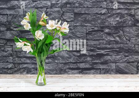 Alstroemeria bianca, lilys peruviani in vaso di vetro Foto Stock