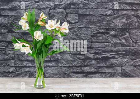 Alstroemeria bianca, lilys peruviani in vaso di vetro Foto Stock