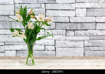 Alstroemeria bianca, lilys peruviani in vaso di vetro Foto Stock