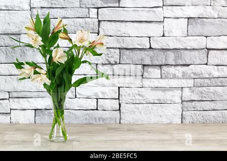 Alstroemeria bianca, lilys peruviani in vaso di vetro Foto Stock