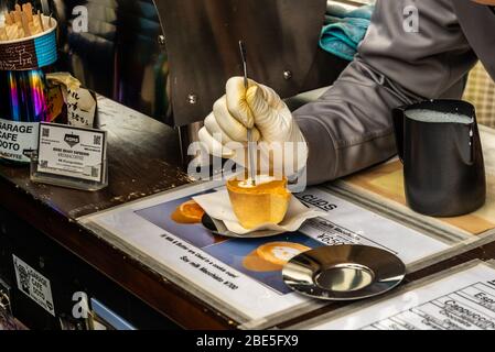 Takayama, Giappone: 27 ottobre 2019: Mercato mattutino di Hida Takayama Miyagawa. Tazza di caffè espresso Foto Stock