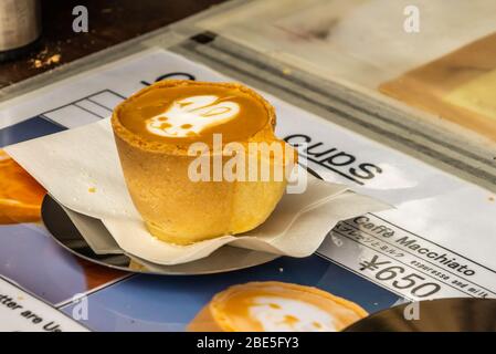 Takayama, Giappone: 27 ottobre 2019: Mercato mattutino di Hida Takayama Miyagawa. Tazza di caffè espresso Foto Stock