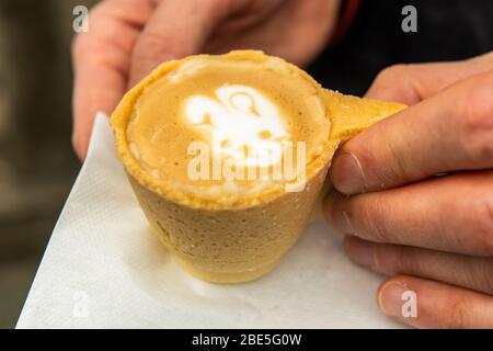 Takayama, Giappone: 27 ottobre 2019: Mercato mattutino di Hida Takayama Miyagawa. Tazza di caffè espresso Foto Stock