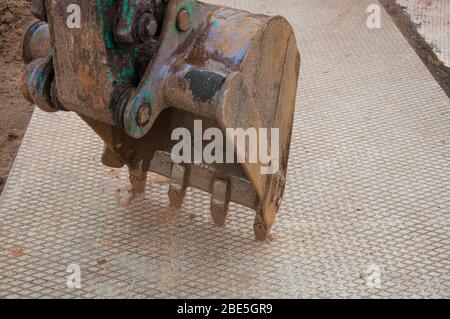 Primo piano della benna dello scavatore di fondo industriale. Primo piano della benna dell'escavatore da cantiere Foto Stock