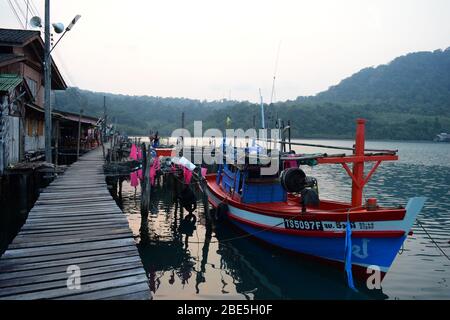 Antico villaggio di pescatori in legno con barche in Thailandia Foto Stock