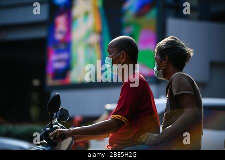 Bangkok, Thailandia. 3 Aprile 2020. Un motociclista indossa una maschera facciale come misura preventiva, durante la pandemia del virus corona. Il Ministero della Sanità pubblica della Thailandia ha registrato 2,551 pazienti COVID-19, 1,218 recuperati e 38 morti. Credit: Amphol Thongmueangluang/SOPA Images/ZUMA Wire/Alamy Live News Foto Stock