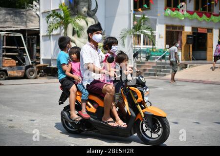 Bangkok, Thailandia. 6 Aprile 2020. Un motociclista con la sua famiglia indossare maschere facciali come misura preventiva, durante la pandemic del virus corona. Il Ministero della sanità pubblica della Thailandia ha registrato 2,551 pazienti COVID-19, 1,218 recuperati e 38 morti. Credit: Amphol Thongmueangluang/SOPA Images/ZUMA Wire/Alamy Live News Foto Stock