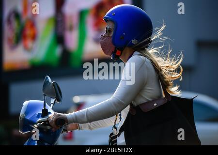 Bangkok, Thailandia. 3 Aprile 2020. Un motociclista indossa una maschera facciale come misura preventiva, durante la pandemia del virus corona. Il Ministero della Sanità pubblica della Thailandia ha registrato 2,551 pazienti COVID-19, 1,218 recuperati e 38 morti. Credit: Amphol Thongmueangluang/SOPA Images/ZUMA Wire/Alamy Live News Foto Stock