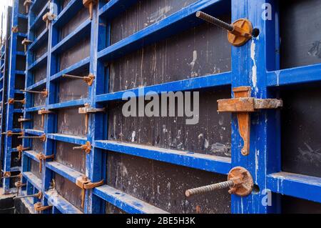 Pronto per lavori di calcestruzzo nella costruzione di un edificio in calcestruzzo. Casseforme per calcestruzzo. Foto Stock