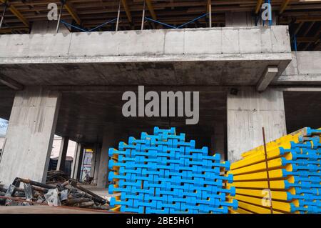 Pronto per lavori di calcestruzzo nella costruzione di un edificio in calcestruzzo. Casseforme per costruzioni Foto Stock