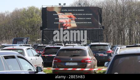 Marl, Germania. 2020 aprile 04. Primo: 12/2020 Pasqua, Domenica di Pasqua 2020, Marl, drive-in cinema, corona - virus, pandemica a causa delle restrizioni di uscita, circa 130 auto hanno celebrato oggi un servizio auto da parte della comunità evangelica della Chiesa della Città SEM Domenica di Pasqua, 11:00 - servizio in drive-in presso il cinema Drive-in cinema dei Loestudios a madre Vogel, Marler Stravue 321. In vista di Corona vedremo un film di servizio pasquale che la squadra parrocchiale produce con volontari e musicisti. Cantiamo insieme e preghiamo 'Aì ma solo seduti nelle nostre auto. | utilizzo del credito mondiale: Foto Stock