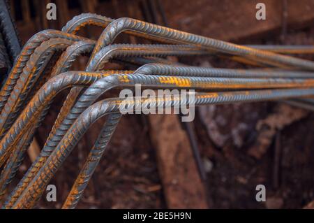 Rinforzo per lavori in acciaio per armature da costruzione. Armatura texture. Dettagli per il telaio durante il concreting. Foto Stock