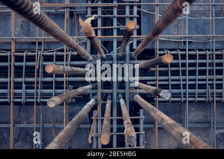 Barre di supporto per la costruzione di pareti in cemento di un nuovo edificio. Cantiere Foto Stock