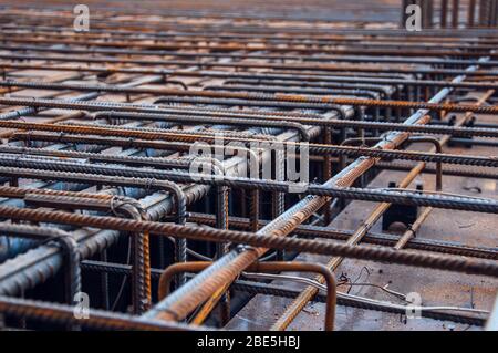 Barre di supporto per la costruzione di pareti in cemento di un nuovo edificio. Cantiere Foto Stock