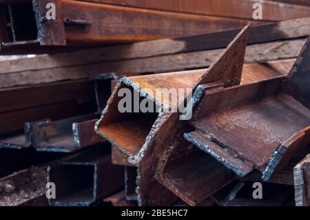 Dettagli di tubi metallici sul cantiere. Uso di metallo nella costruzione Foto Stock