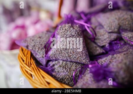 Immagine di profondità di campo (fuoco selettivo) con lavanda in sacchi in vendita in un mercato rumeno tradizionale. Foto Stock