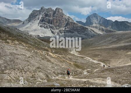 Wanderer im Val d'Agnel mit Blick auf Corn ALV in Graubünden, Schweiz Foto Stock