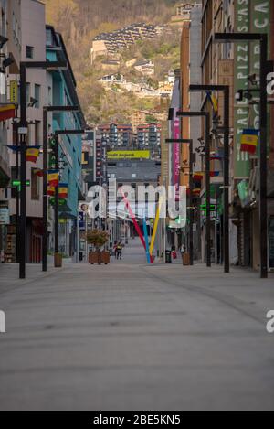 Andorra la Vella : 2020 aprile 11 : Andorra centro città la vella, la capitale di Andorra, tutti chiusi a causa del confinamento da parte del virus COVID-19, nella A. Foto Stock