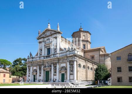 La chiesa di Santa Maria a Porto, Ravenna, Italia al sole Foto Stock