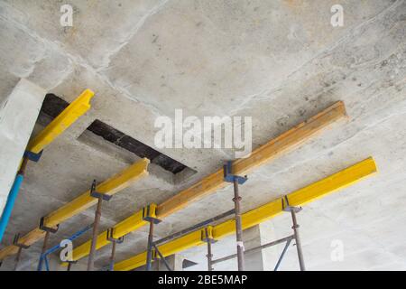 Casseforme per costruzioni. Casseri per la costruzione di lastre di calcestruzzo. Tecnologia di costruzione di cemento armato. Formato Foto Stock