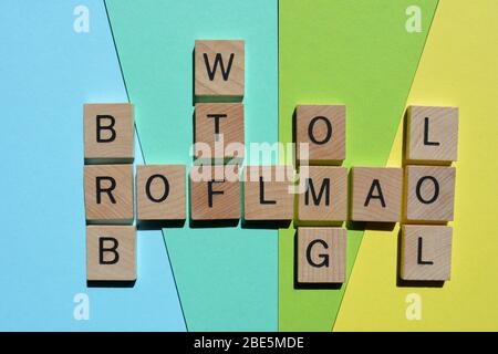 Crossword composto da internet slang, tra cui BRB, Be Right Back, LOL, un sacco di risate, OMG, Oh My God, ROFL e LMAO Foto Stock