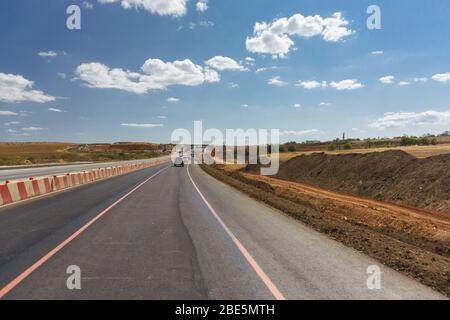 Costruzione della nuova strada di Tavrida sul tratto tra Simferopol e Yevpatoria in Crimea. Deviazione di un raccordo a due livelli incompiuto Foto Stock