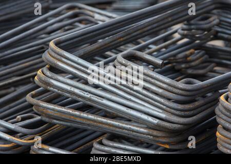 Armatura da costruzione con tracce di ruggine. Contesto industriale. L'uso di metallo nella costruzione. Foto Stock