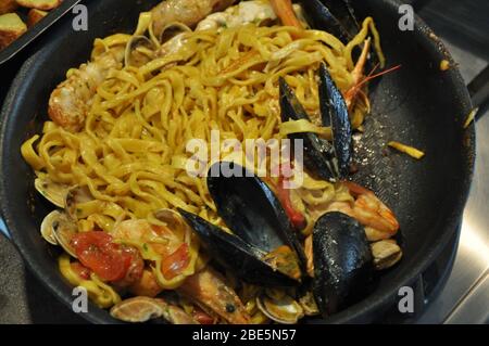 Tagliolini allo scoglio o spaghetti con pesce serviti con gamberi e altri conchiglie Foto Stock