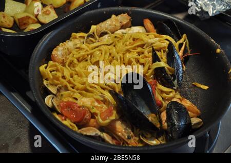 Tagliolini allo scoglio o spaghetti con pesce serviti con gamberi e altri conchiglie Foto Stock
