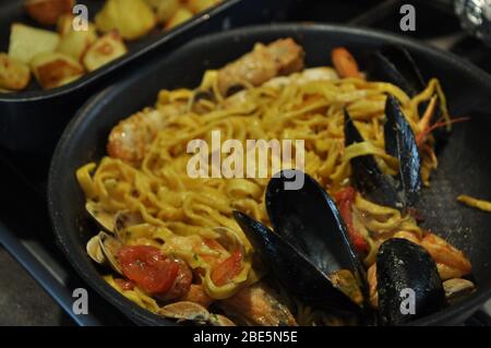 Tagliolini allo scoglio o spaghetti con pesce serviti con gamberi e altri conchiglie Foto Stock