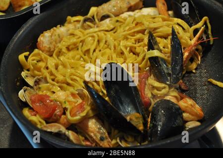 Tagliolini allo scoglio o spaghetti con pesce serviti con gamberi e altri conchiglie Foto Stock