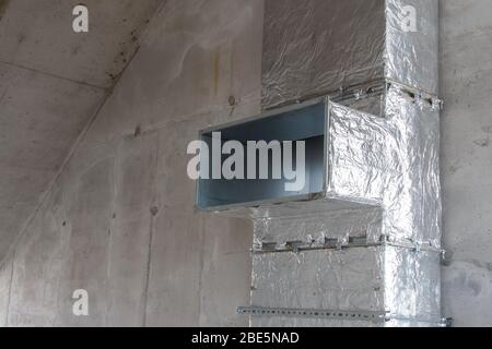 Nuovo albero di ventilazione in una casa in costruzione. Attrezzatura di ventilazione. Nuova costruzione Foto Stock