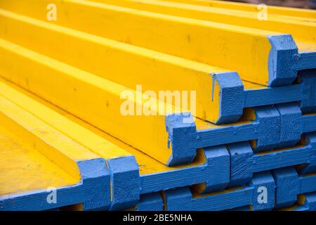 Assi usati in lavori di calcestruzzo. Materiale per supporti di supporto di una struttura in cemento armato. Costruzione di cemento armato. Foto Stock