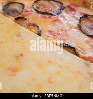 Primo piano di una pizza italiana con melanzane fritte e formaggio. Piatto tradizionale Foto Stock