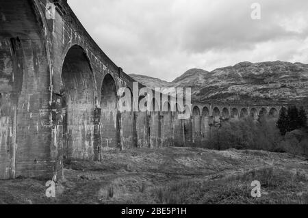 Bellissimo Viadotto Glenfinnan dove alcuni di Harry Potter sono stati girati in Scozia. Foto Stock